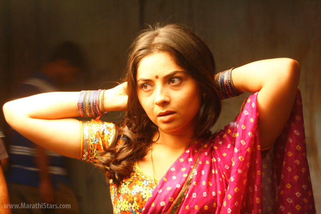 marathi movie actress sonali kulkarni images navel